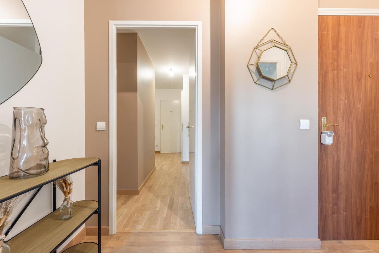 Апартаменты Luxe Flat For 7 - Fairytale Factory Бюсси-Сен-Жорж Экстерьер фото